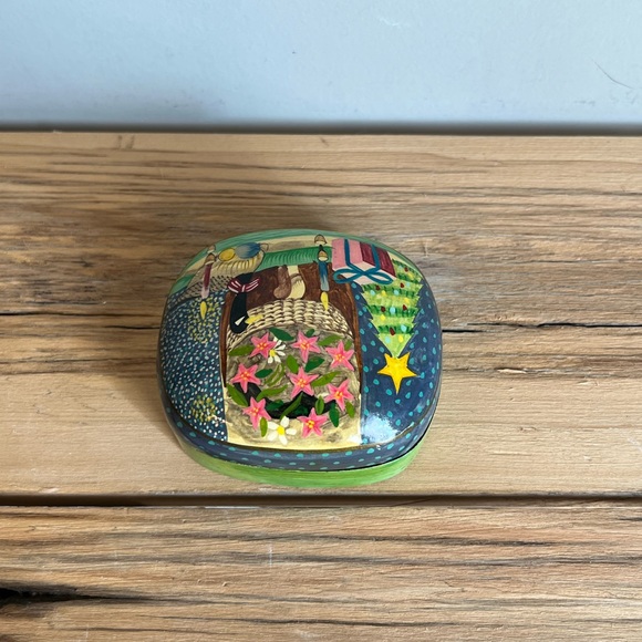 Vintage Hand Painted Green Holiday Scene Asian Lacquered Keepsake Box - Picture 3 of 9